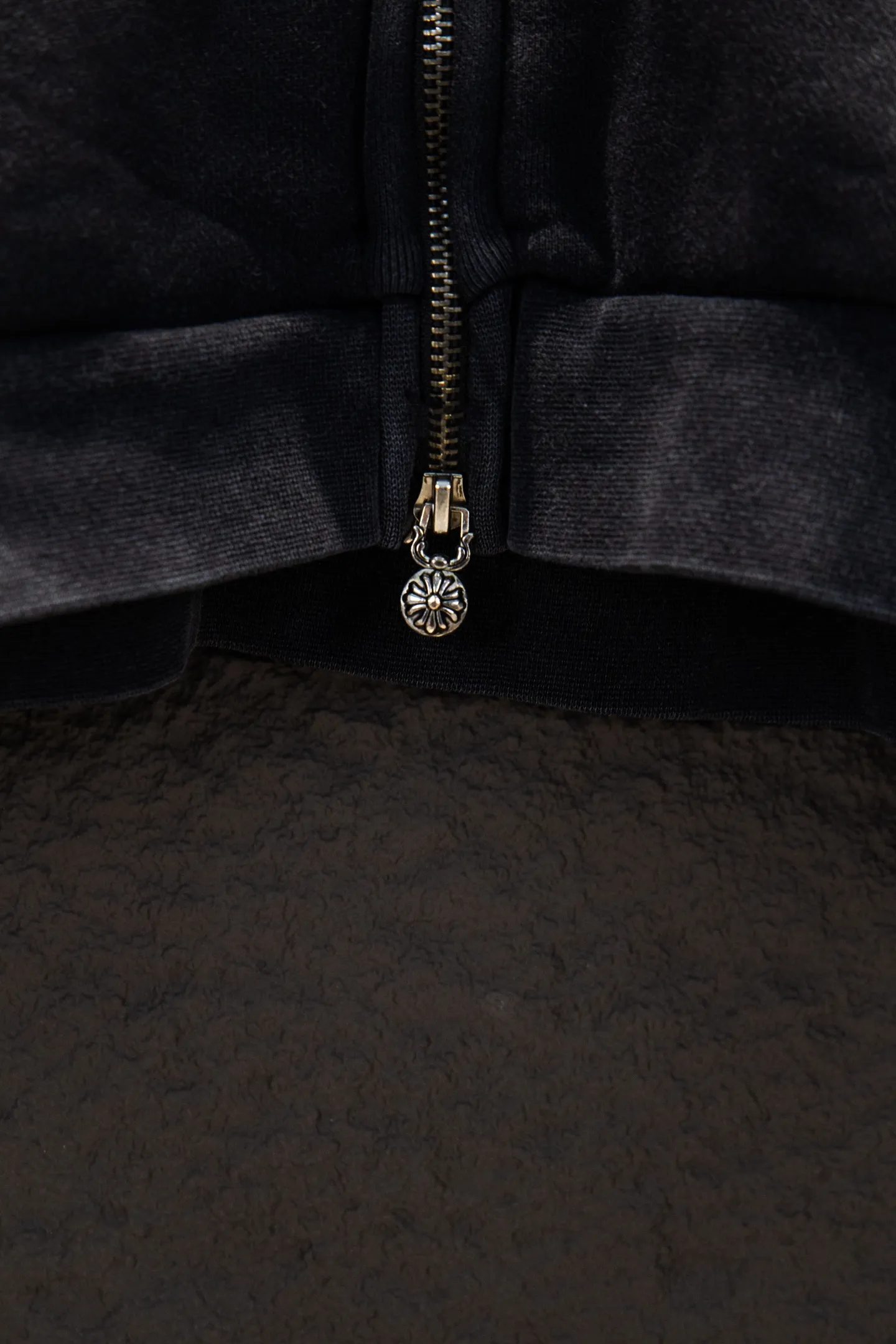P360 🆕Chrome hearts distressed new distressed double zipper jacket. The os version is really charming. The Chrome family is really unique. Every new season has the best version. It is very practical and can be worn casually. Nice✔️ - ⚠️100% cotton. Made of custom-dyed terry cotton sweatshirt surface, 450g double-ply double yarn, comfortable to the touch. Made from imported knitting needle carded cotton, the thickness is moderate, drapey and contoured, making the upper body comfortable! ! It is very tolerant to fat body types and can instantly lose five pounds after wearing it!  The front cuffs and back chest are made of direct-injection printing environmentally friendly glue material, using a mechanized printing process. Mechanical printing has high precision, the positioning accuracy can reach ±0.02mm, and the quality is stable. Adding distressed elements to the body of the garment greatly increases the interest of the garment; it has a unique visual effect.  Hem Loose closing Double-layer fabric Good closing effect Exquisite hemming Color: Washed black Size: S-M-L-XL